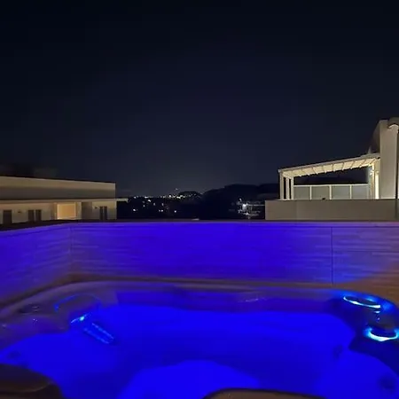 Attico Con Terrazza E Idromassaggio Apartmán