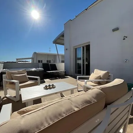Attico Con Terrazza E Idromassaggio Apartment
