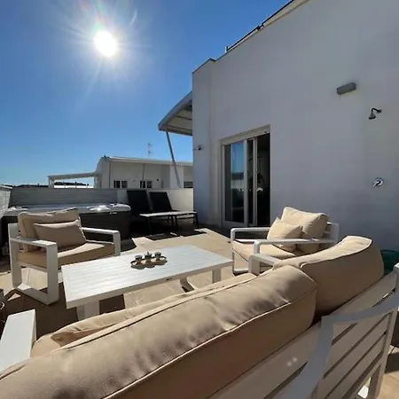 Attico Con Terrazza E Idromassaggio شقة